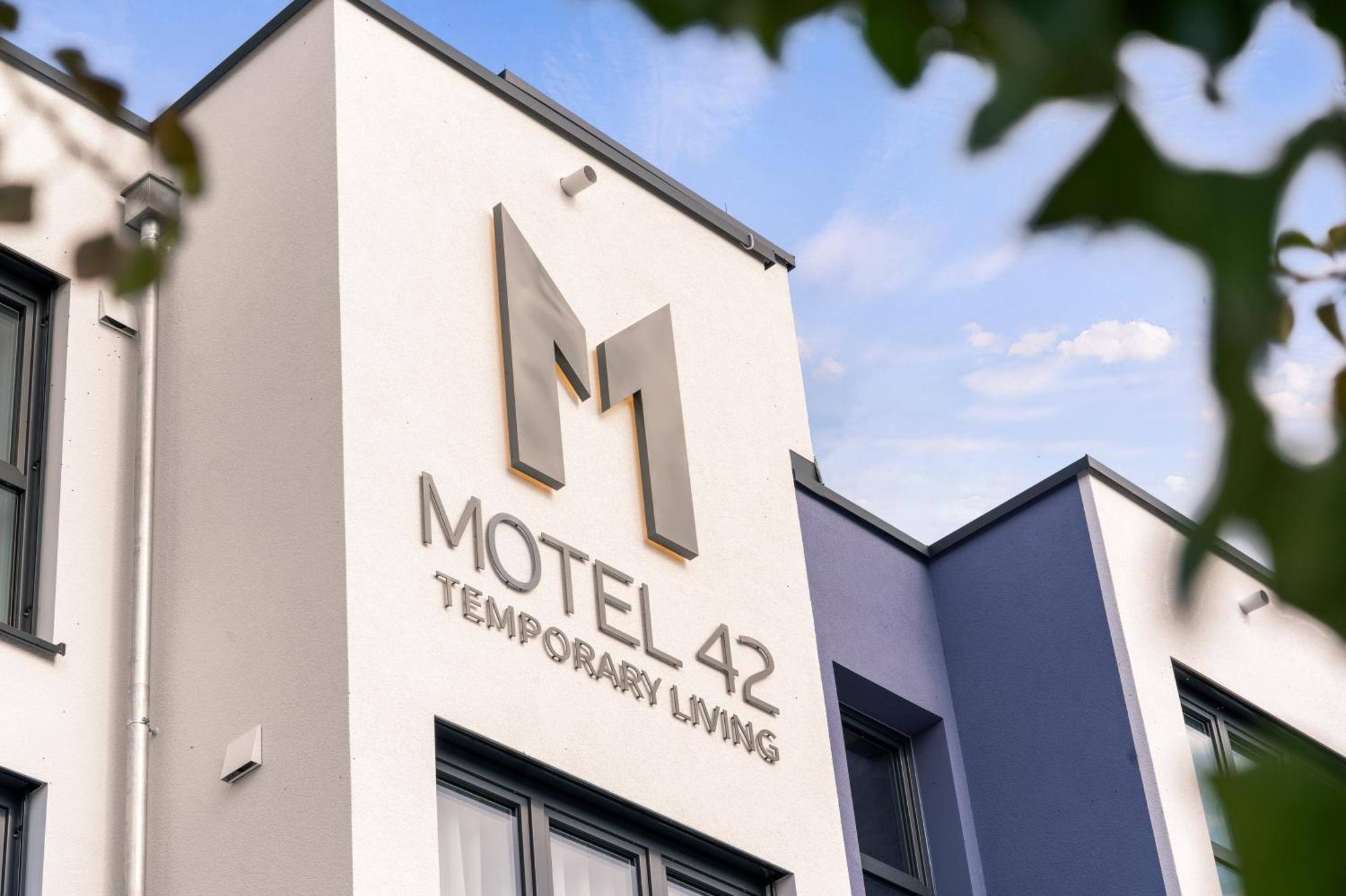 Motel42-Temporary Living Фридрихсхафен Экстерьер фото